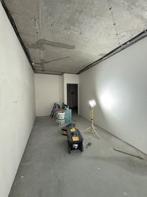 nanesenie-finishnoj-shpaklevki-na-steny