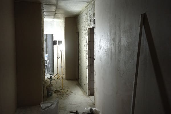 Качественное выравнивание штукатуркой стен и потолков  