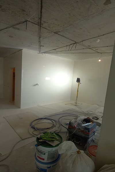 pokraska-komnaty-v-dva-cveta