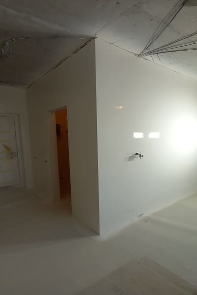 pokraska-sten-v-novostrojke